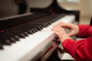 "На нервах мамы и соседей": как обучать детей музыке, если школа закрыта?