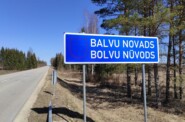 Bolvu nūvods. Дорожные знаки при въезде в Балви: теперь - и на латгальском