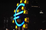 Стабильность евро. Что происходит с валютой на фоне высокой инфляции и ситуации с долларом