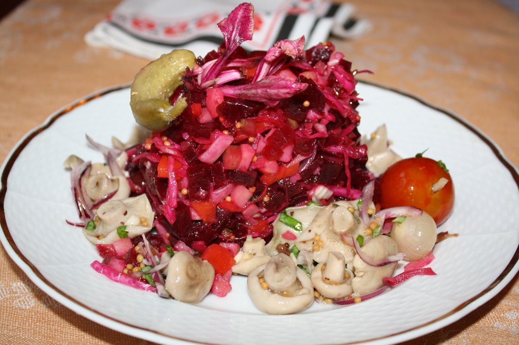 Винегрет с квашеной капустой и солеными огурцами. Грибной винегрет. Винегрет с грибами подача. Винегрет из шампиньонов. Винегрет с квашеной капустой и опятами.